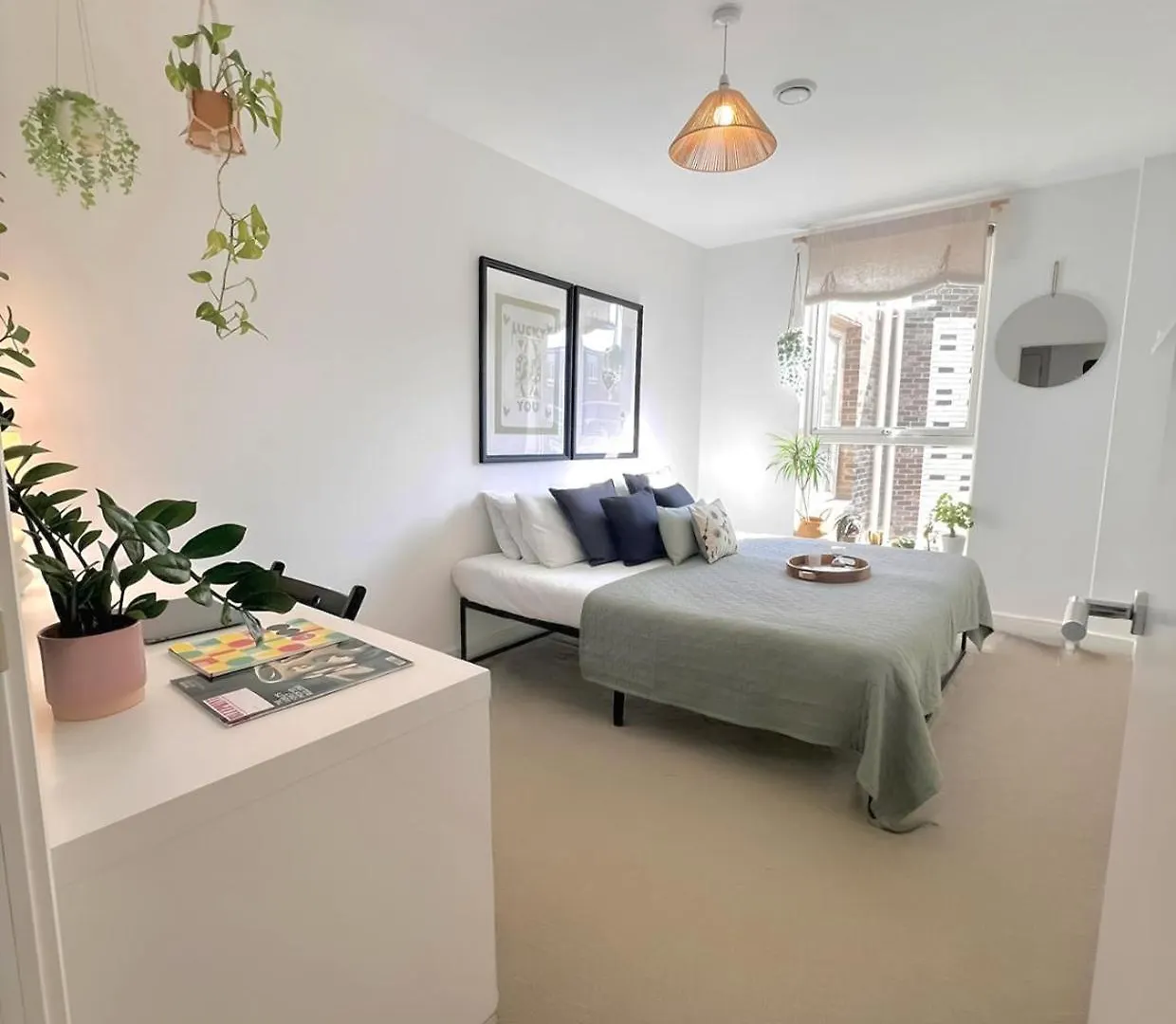 2-Bed & 2 Bathroom, Balcony & Parking - Close To Dagenham East & Romford Station Apartment