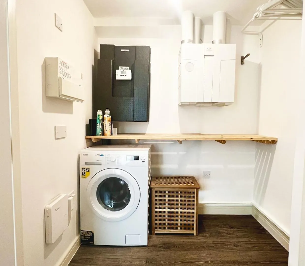 2-Bed & 2 Bathroom, Balcony & Parking - Close To Dagenham East & Romford Station Apartment