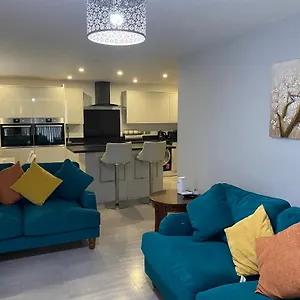 Apartment Modern 2 Bedroom Flat With Sky Tv & Free Parking, Dagenham